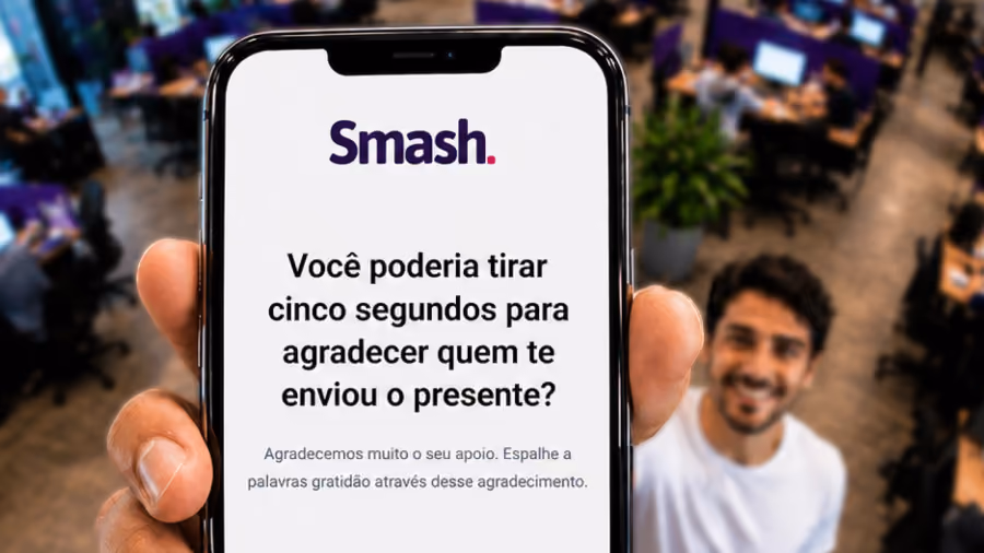 Foto de mão segurando um celular com a tela da Smash perguntando se a pessoa pode tirar cinco segundos para agradecer quem enviou o presente