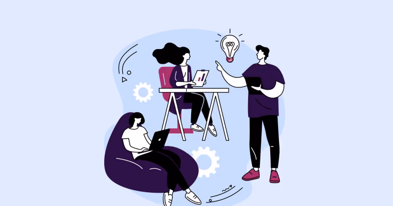 Ilustração de três profissionais com notebooks, um deles em um pufe, conversando sob ícone de lâmpada acesa e engrenagens