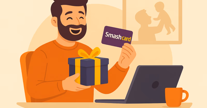 Ilustração de homem barbudo sorrindo à mesa com laptop, segurando caixa de presente e um cartão Smashcard, ao lado de foto de pai com filho