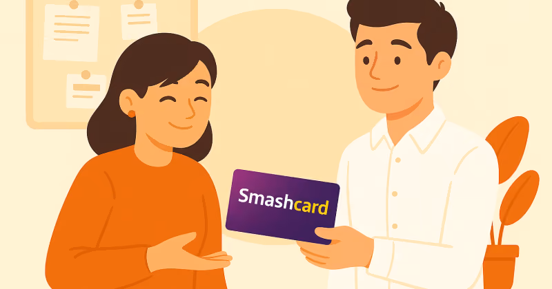 Ilustração de homem de camisa branca entregando um cartão Smashcard roxo para colega sorridente de blusa laranja em um escritório