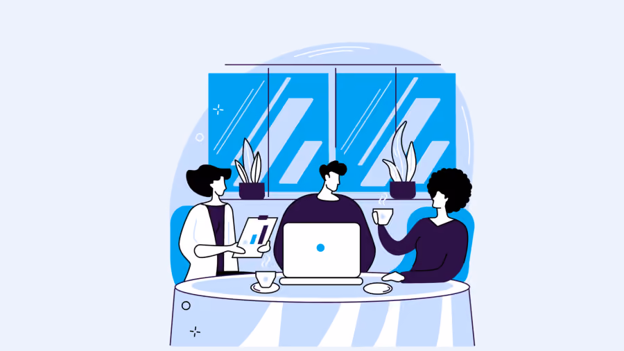 Ilustração de três colegas reunidos ao redor de uma mesa redonda com notebook e xícaras de café, diante de janelas