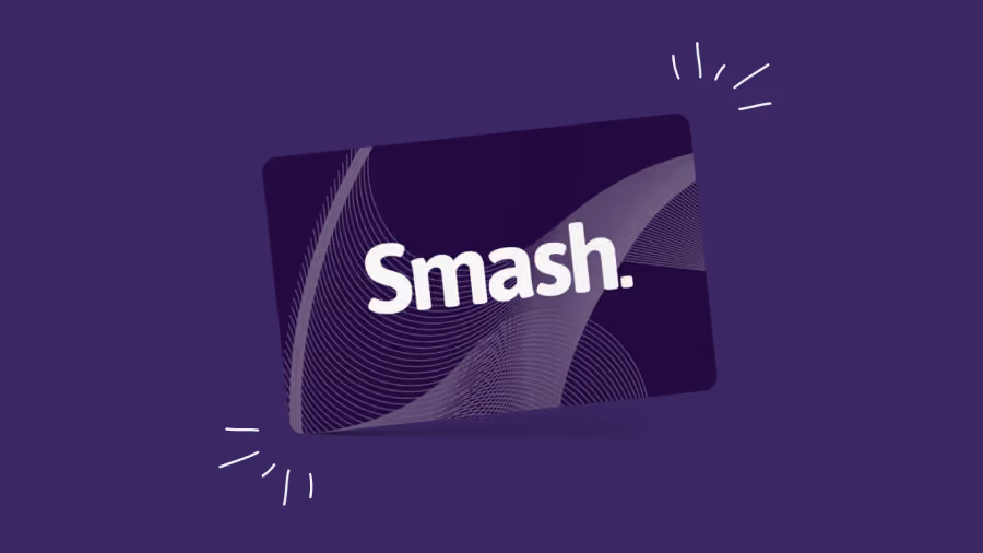 Cartão digital roxo escuro com a marca Smash em branco, inclinado sobre fundo roxo com traços que sugerem brilho